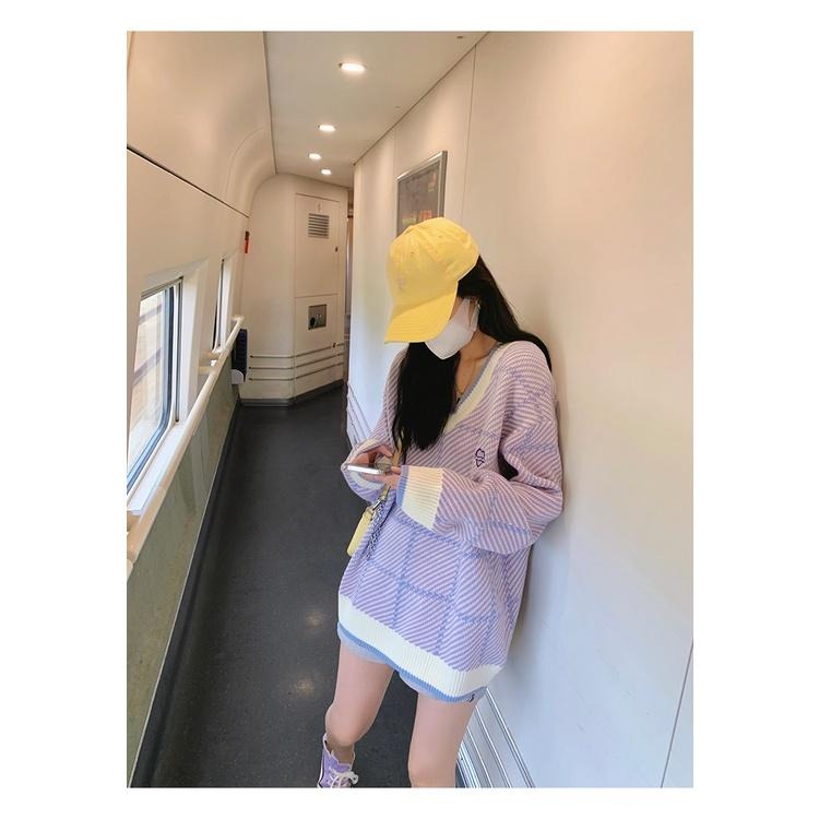 【RENA小舖 台灣現貨每天出】淡色格紋V領針織上衣_復古/慵懶/顯瘦/長袖/寬鬆/針織毛衣【R21052】-細節圖6