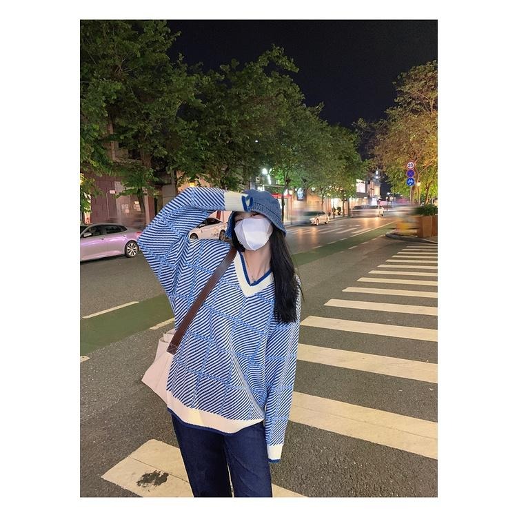 【RENA小舖 台灣現貨每天出】淡色格紋V領針織上衣_復古/慵懶/顯瘦/長袖/寬鬆/針織毛衣【R21052】-細節圖8