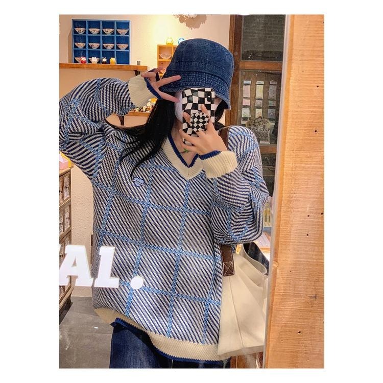 【RENA小舖 台灣現貨每天出】淡色格紋V領針織上衣_復古/慵懶/顯瘦/長袖/寬鬆/針織毛衣【R21052】-細節圖9