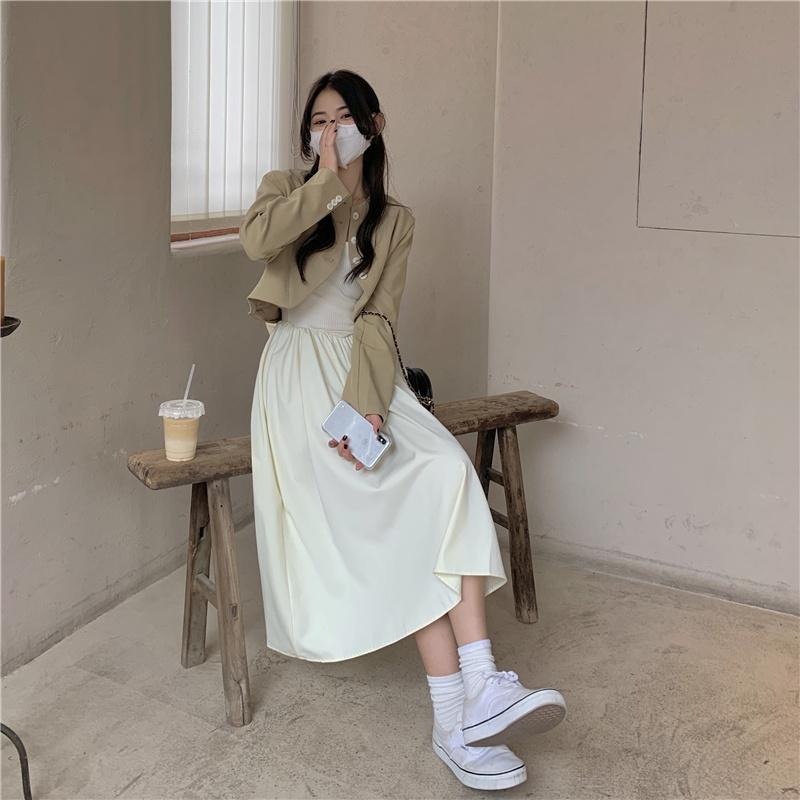 【RENA小舖 台灣現貨每天出】後鏤空露背綁帶設計短款西裝外套溫柔杏露肩高腰吊帶裙套裝【R19142】-細節圖5