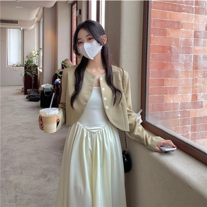 【RENA小舖 台灣現貨每天出】後鏤空露背綁帶設計短款西裝外套溫柔杏露肩高腰吊帶裙套裝【R19142】-細節圖6