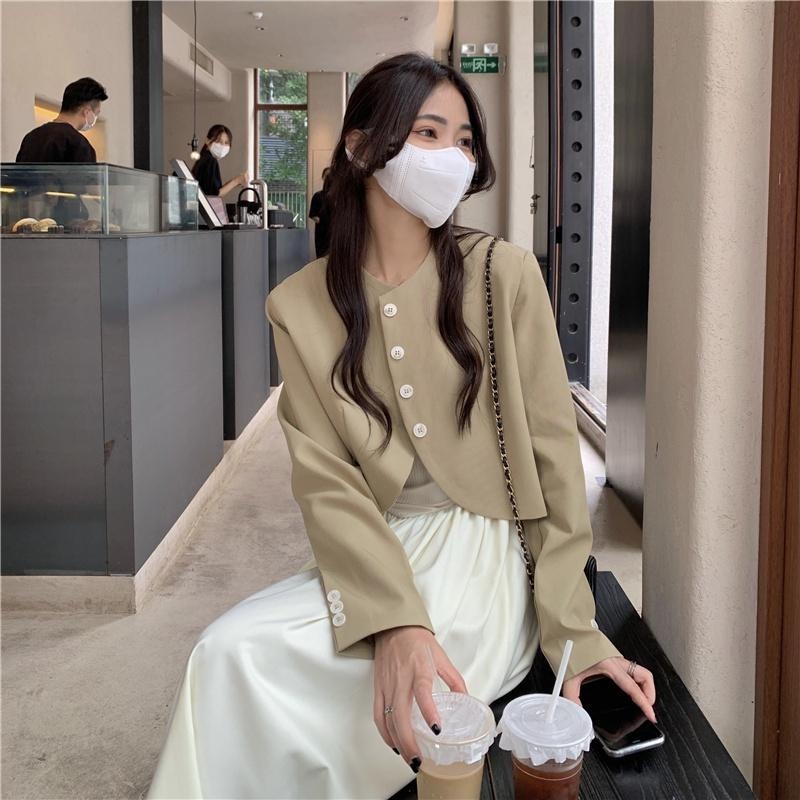 【RENA小舖 台灣現貨每天出】後鏤空露背綁帶設計短款西裝外套溫柔杏露肩高腰吊帶裙套裝【R19142】-細節圖7