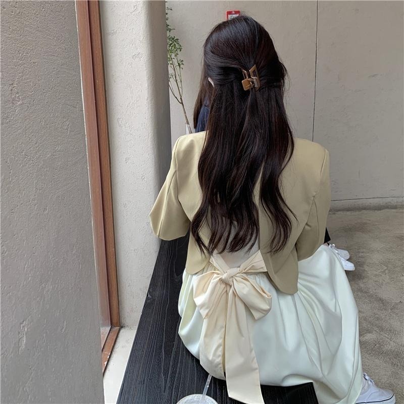 【RENA小舖 台灣現貨每天出】後鏤空露背綁帶設計短款西裝外套溫柔杏露肩高腰吊帶裙套裝【R19142】-細節圖9