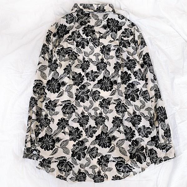 【RENA小舖 台灣現貨每天出】復古黑玫瑰油畫印花秋季翻領排扣寬鬆長袖襯衣鏤空針織馬甲【R20684】-細節圖4