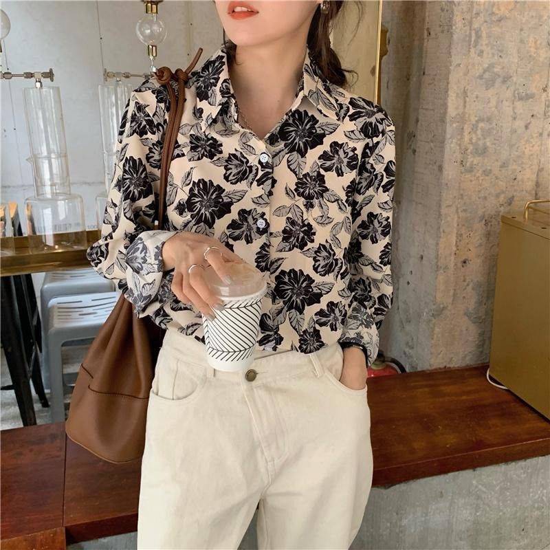 【RENA小舖 台灣現貨每天出】復古黑玫瑰油畫印花秋季翻領排扣寬鬆長袖襯衣鏤空針織馬甲【R20684】-細節圖5