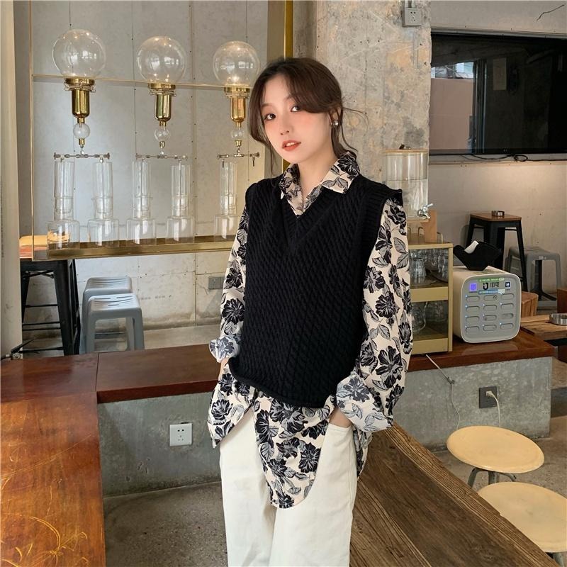 【RENA小舖 台灣現貨每天出】復古黑玫瑰油畫印花秋季翻領排扣寬鬆長袖襯衣鏤空針織馬甲【R20684】-細節圖7