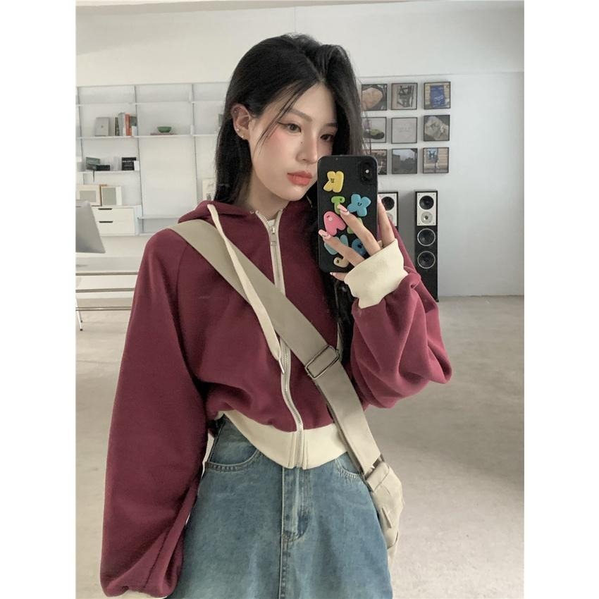 【RENA小舖 台灣現貨每天出】秋季顯白復古酒紅色小個子拼色寬鬆慵懶顯瘦短款連帽衛衣外套【R20836】-細節圖2