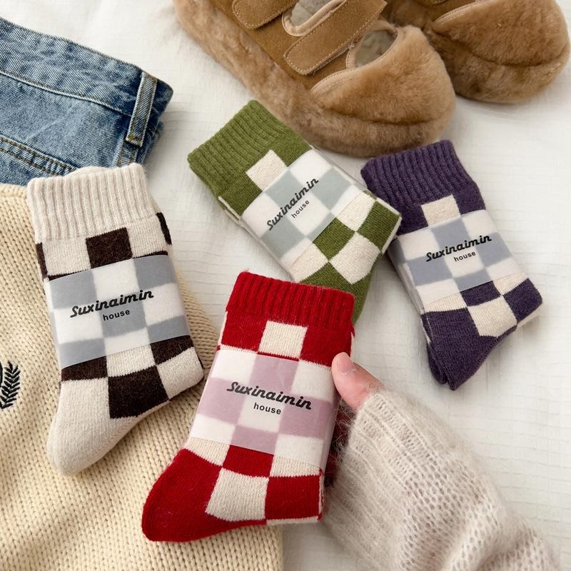 【RENA小舖 台灣現貨每天出】撞色方糖🖤｜羊毛棋盤格中筒襪_百搭/格子/加厚/保暖/長襪/襪子【R21406】-細節圖3