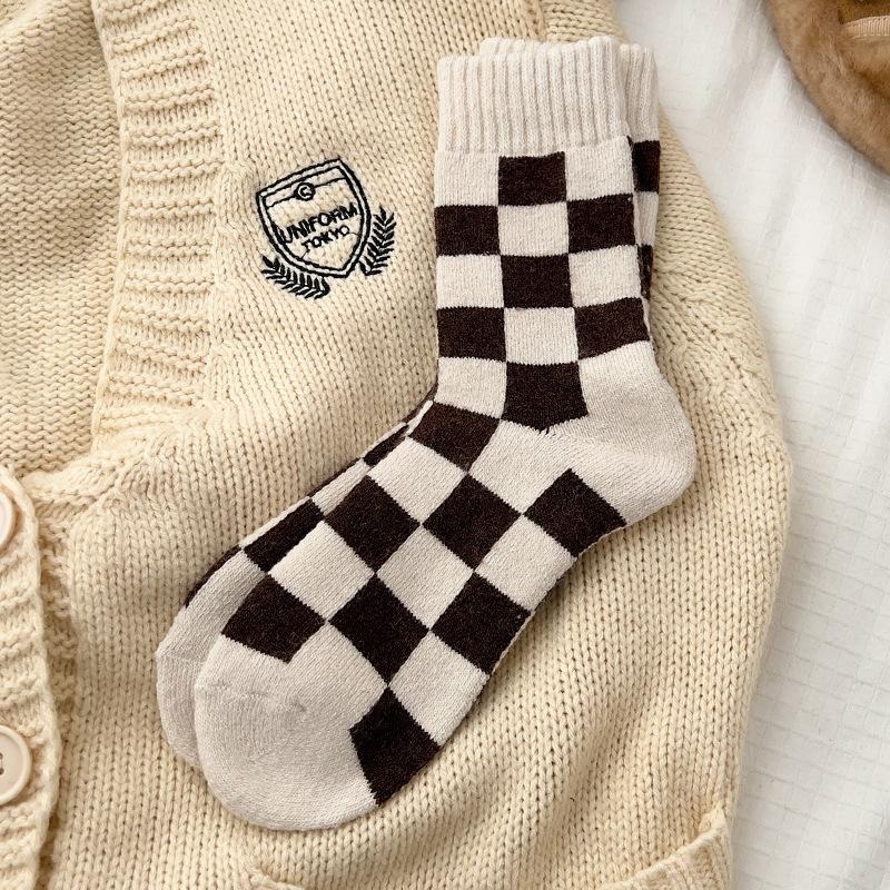【RENA小舖 台灣現貨每天出】撞色方糖🖤｜羊毛棋盤格中筒襪_百搭/格子/加厚/保暖/長襪/襪子【R21406】-細節圖5