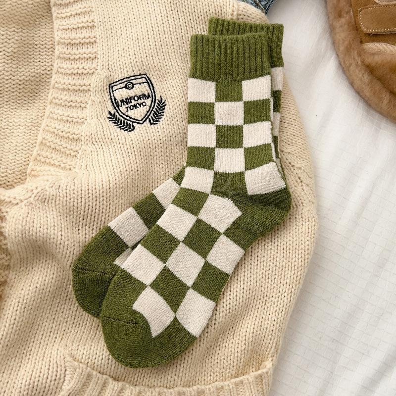 【RENA小舖 台灣現貨每天出】撞色方糖🖤｜羊毛棋盤格中筒襪_百搭/格子/加厚/保暖/長襪/襪子【R21406】-細節圖6