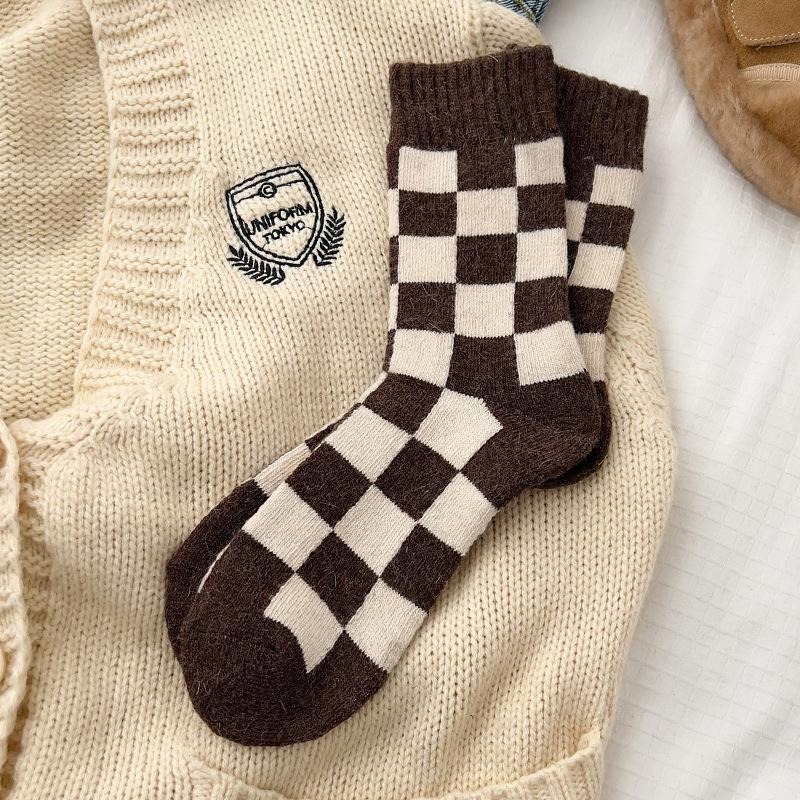 【RENA小舖 台灣現貨每天出】撞色方糖🖤｜羊毛棋盤格中筒襪_百搭/格子/加厚/保暖/長襪/襪子【R21406】-細節圖7