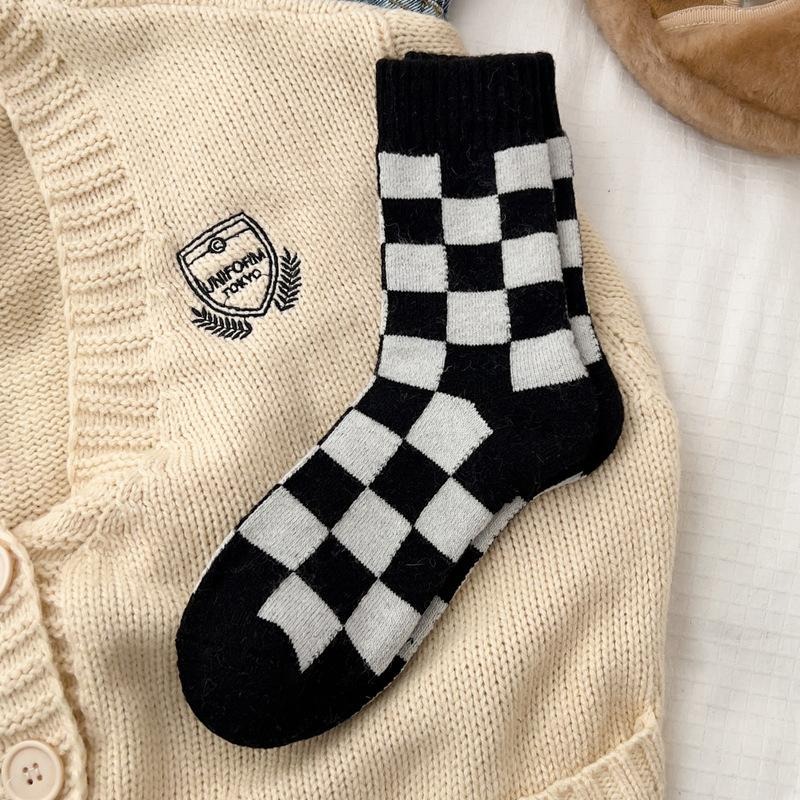 【RENA小舖 台灣現貨每天出】撞色方糖🖤｜羊毛棋盤格中筒襪_百搭/格子/加厚/保暖/長襪/襪子【R21406】-細節圖8