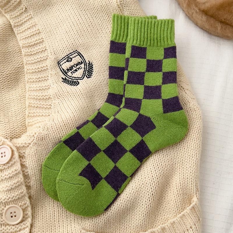 【RENA小舖 台灣現貨每天出】撞色方糖🖤｜羊毛棋盤格中筒襪_百搭/格子/加厚/保暖/長襪/襪子【R21406】-細節圖9