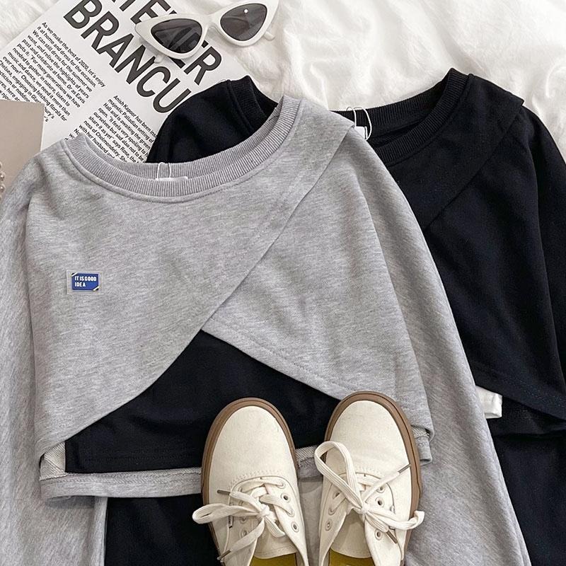 【RENA小舖 台灣現貨每天出】甜辣風不規則設計感短款露臍長袖衛衣 純色小吊帶背心套裝【R19847】-細節圖2