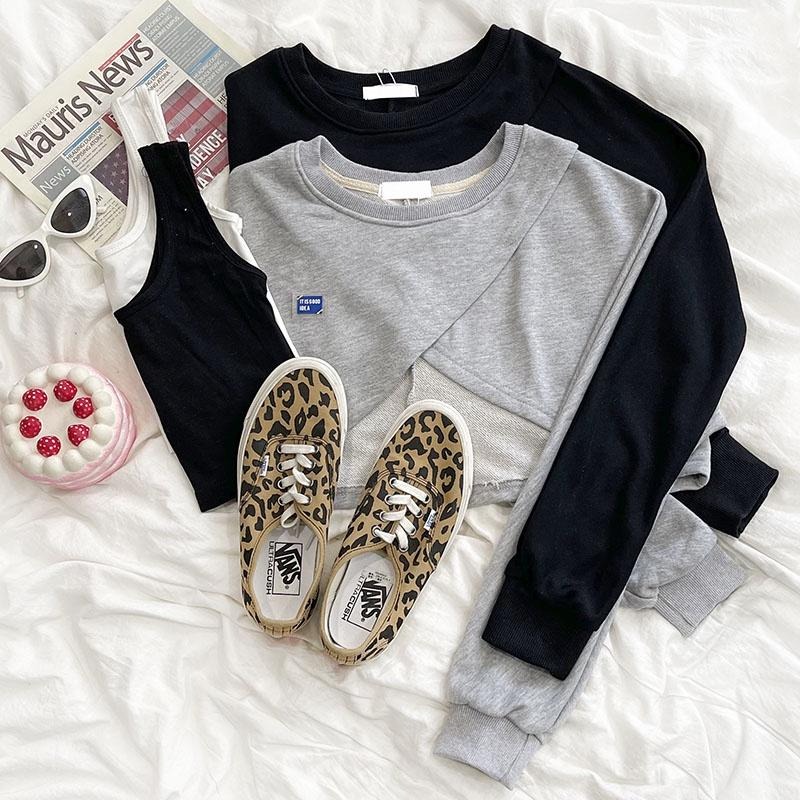 【RENA小舖 台灣現貨每天出】甜辣風不規則設計感短款露臍長袖衛衣 純色小吊帶背心套裝【R19847】-細節圖3