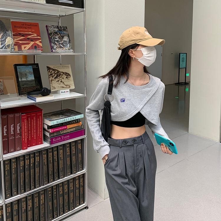 【RENA小舖 台灣現貨每天出】甜辣風不規則設計感短款露臍長袖衛衣 純色小吊帶背心套裝【R19847】-細節圖5