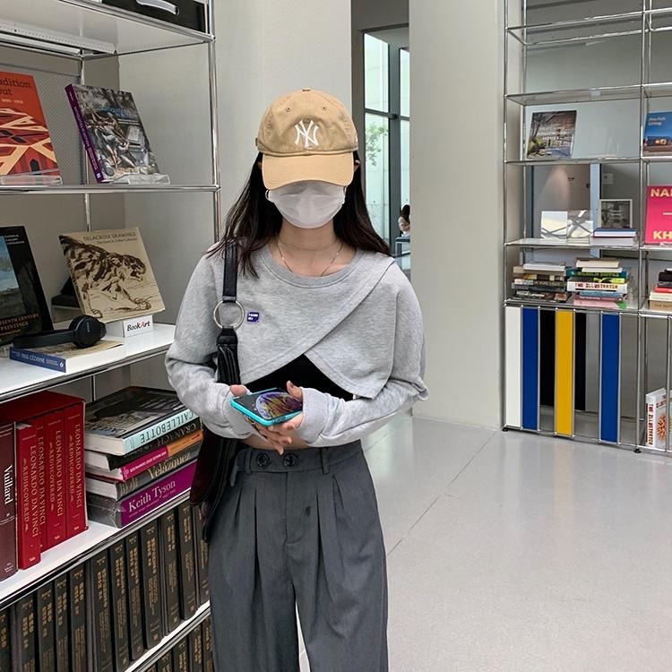 【RENA小舖 台灣現貨每天出】甜辣風不規則設計感短款露臍長袖衛衣 純色小吊帶背心套裝【R19847】-細節圖8