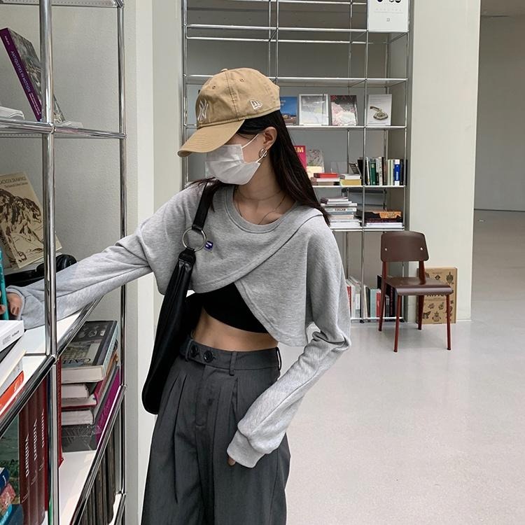 【RENA小舖 台灣現貨每天出】甜辣風不規則設計感短款露臍長袖衛衣 純色小吊帶背心套裝【R19847】-細節圖9