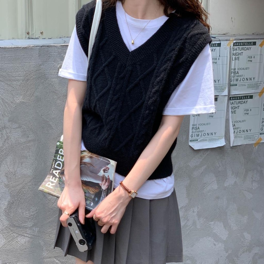 【RENA小舖 台灣現貨每天出】秋色的學園🏫｜麻花V領針織馬甲_無袖/百搭/疊穿/針織/馬甲/毛衣【R20844】-細節圖5