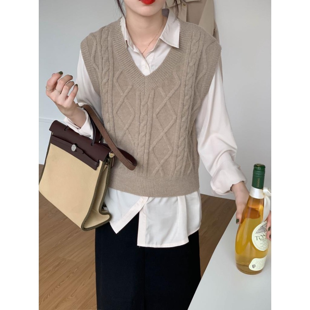 【RENA小舖 台灣現貨每天出】秋色的學園🏫｜麻花V領針織馬甲_無袖/百搭/疊穿/針織/馬甲/毛衣【R20844】-細節圖7