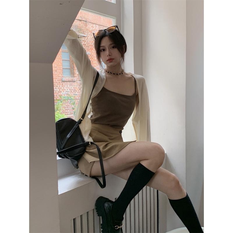 【RENA小舖 台灣現貨每天出】杏色三件式套裝_現貨/溫柔/防曬/復古/小吊帶/外搭/短褲【R20428】-細節圖8