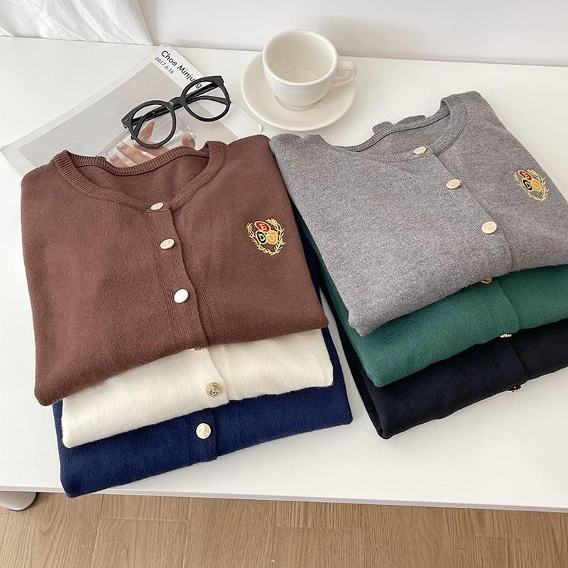 【RENA小舖 台灣現貨每天出】少女ㄉ小煩惱💨｜日系徽章排扣針織開衫_甜美/秋季/長袖/針織上衣【R20860】-細節圖5