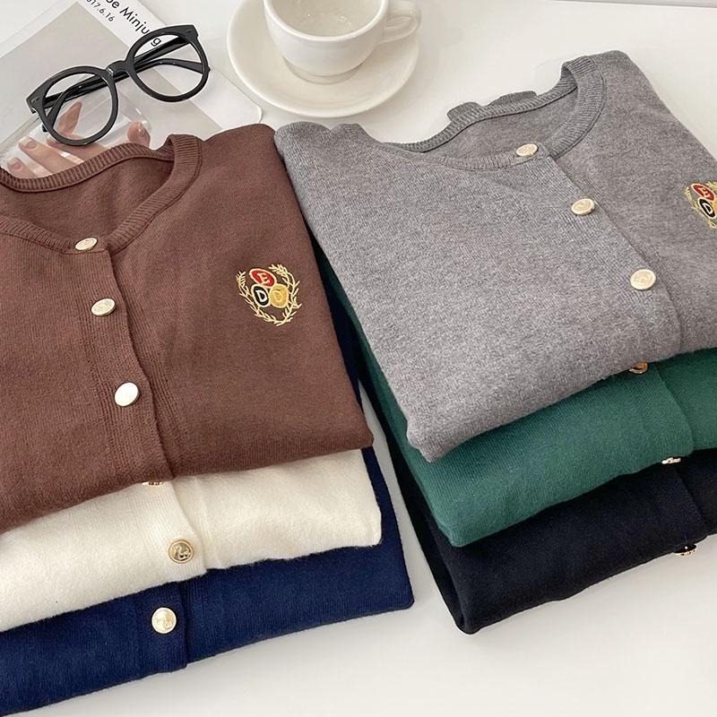 【RENA小舖 台灣現貨每天出】少女ㄉ小煩惱💨｜日系徽章排扣針織開衫_甜美/秋季/長袖/針織上衣【R20860】-細節圖6