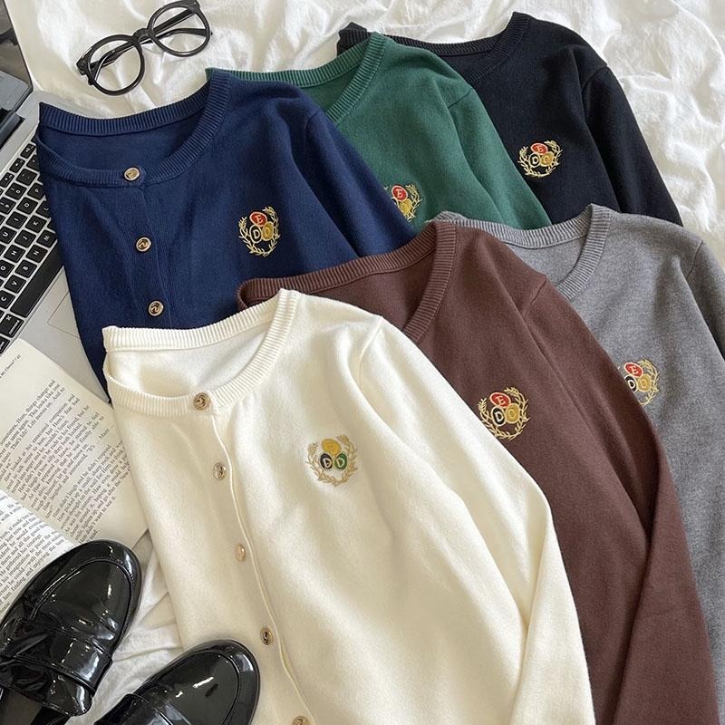 【RENA小舖 台灣現貨每天出】少女ㄉ小煩惱💨｜日系徽章排扣針織開衫_甜美/秋季/長袖/針織上衣【R20860】-細節圖7