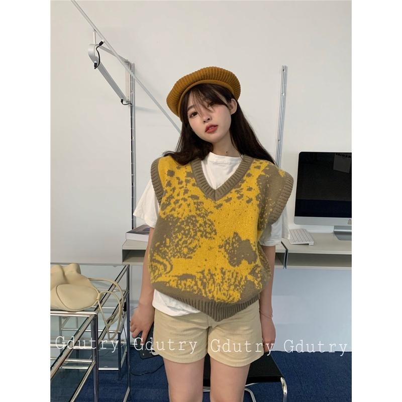 【RENA小舖 台灣現貨每天出】復古V領紮染撞色慵懶風寬鬆百搭顯瘦疊穿短款針織馬甲背心【R20640】-細節圖8