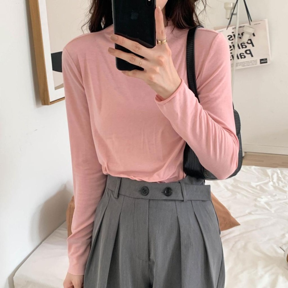 【RENA小舖 台灣現貨每天出】人手一件柔軟親膚百搭純色半高領修身顯瘦內搭長袖打底衫上衣【R20626】-細節圖8