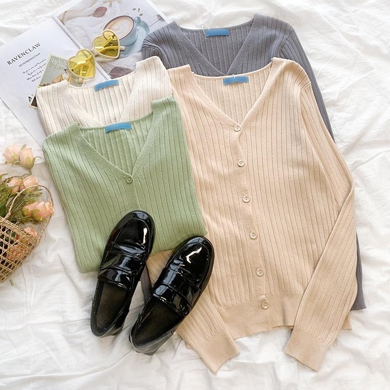 【RENA小舖 台灣現貨每天出】溫柔淡綠復古坑條紋秋季V領排扣修身顯瘦顯身材長袖針織開衫【R20575】-細節圖2
