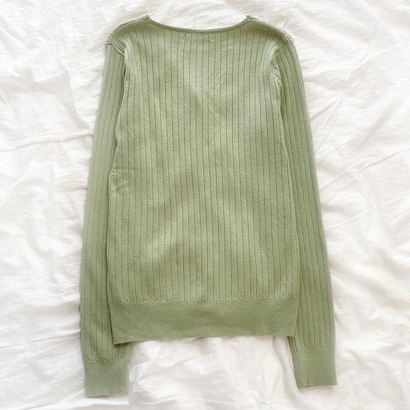 【RENA小舖 台灣現貨每天出】溫柔淡綠復古坑條紋秋季V領排扣修身顯瘦顯身材長袖針織開衫【R20575】-細節圖3