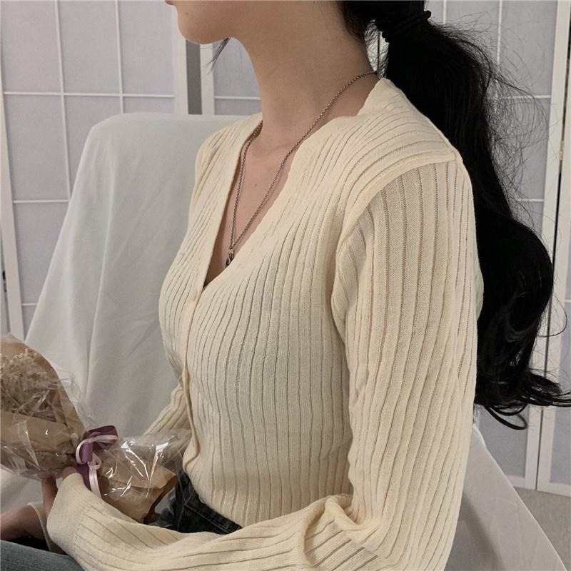 【RENA小舖 台灣現貨每天出】溫柔淡綠復古坑條紋秋季V領排扣修身顯瘦顯身材長袖針織開衫【R20575】-細節圖5