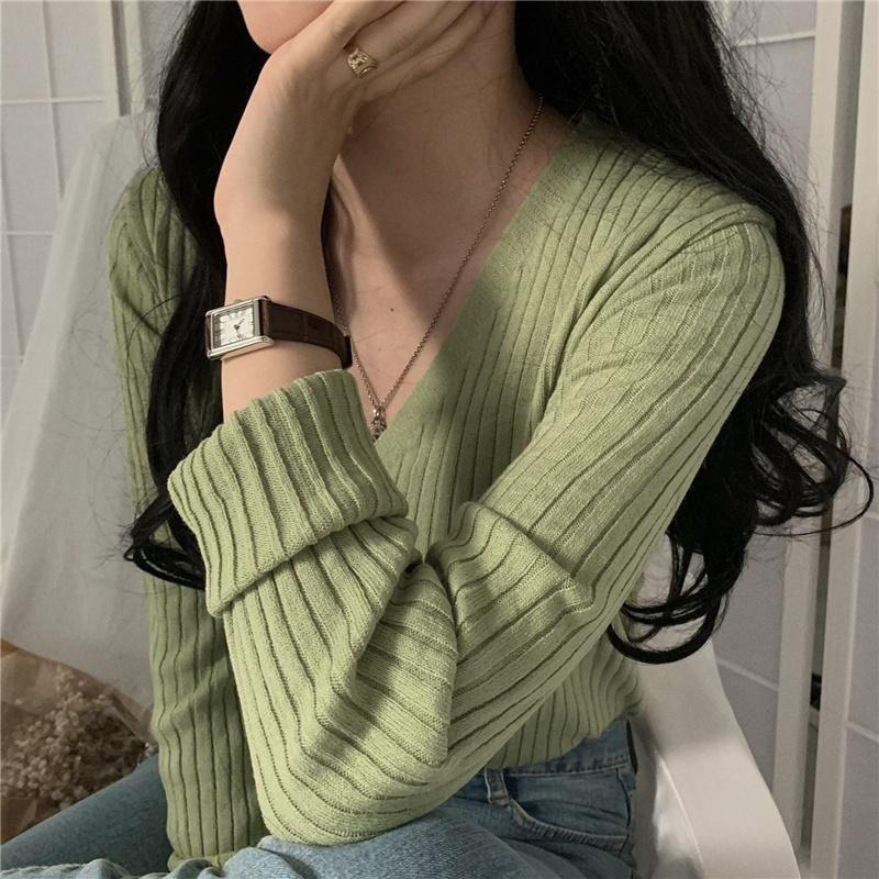【RENA小舖 台灣現貨每天出】溫柔淡綠復古坑條紋秋季V領排扣修身顯瘦顯身材長袖針織開衫【R20575】-細節圖6