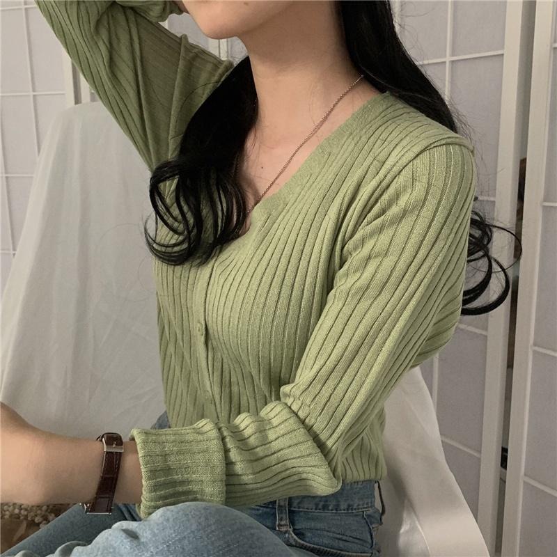 【RENA小舖 台灣現貨每天出】溫柔淡綠復古坑條紋秋季V領排扣修身顯瘦顯身材長袖針織開衫【R20575】-細節圖7