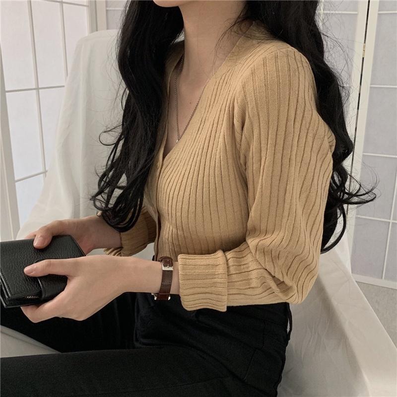 【RENA小舖 台灣現貨每天出】溫柔淡綠復古坑條紋秋季V領排扣修身顯瘦顯身材長袖針織開衫【R20575】-細節圖9