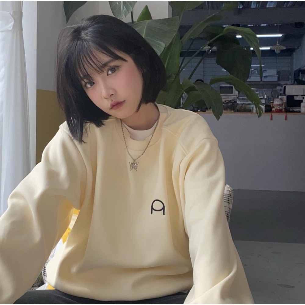 【RENA小舖 台灣現貨每天出】秋冬亮色系｜刺繡符號圓領大學T_百搭/休閒/簡約/長袖/大學t【R20623】-細節圖2