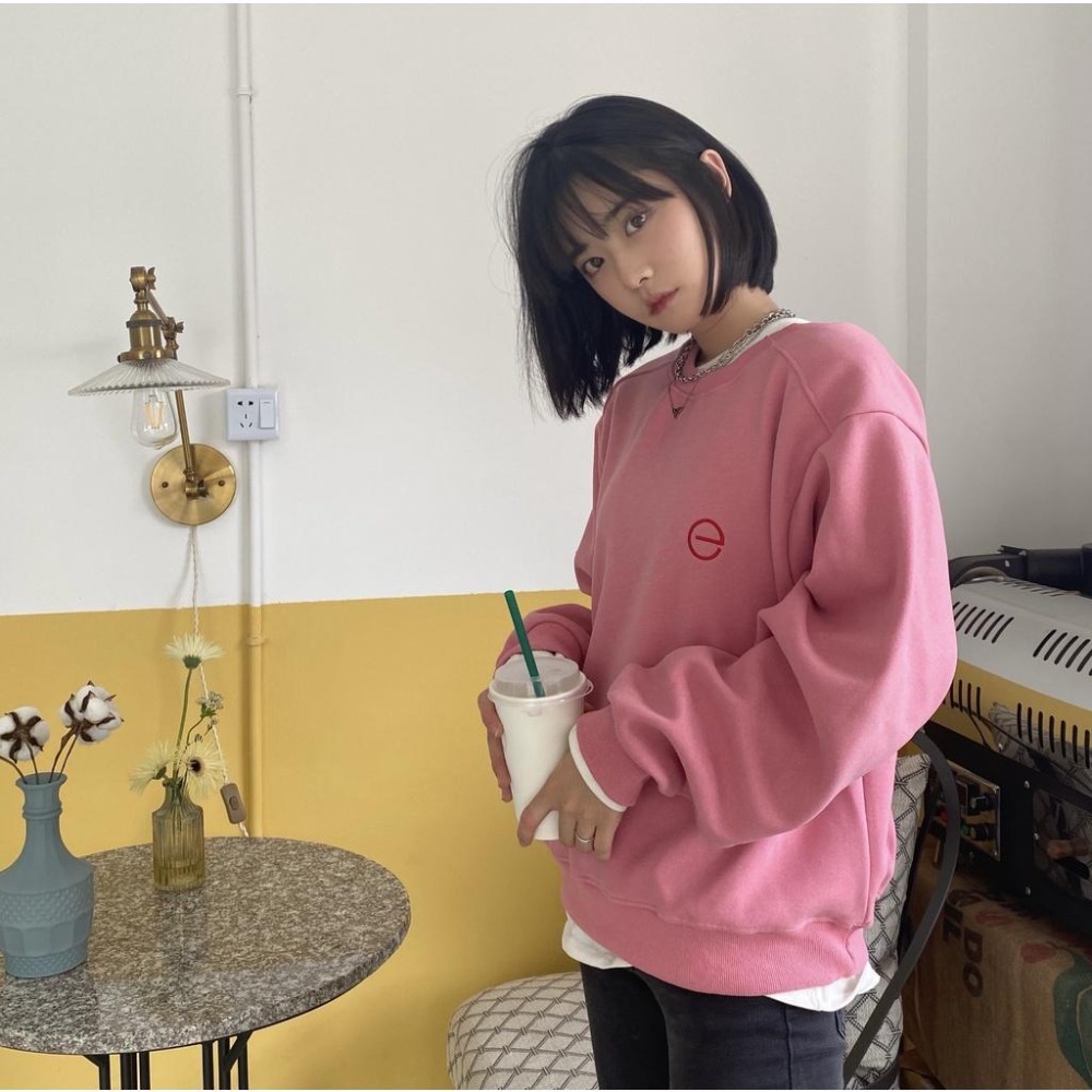 【RENA小舖 台灣現貨每天出】秋冬亮色系｜刺繡符號圓領大學T_百搭/休閒/簡約/長袖/大學t【R20623】-細節圖4