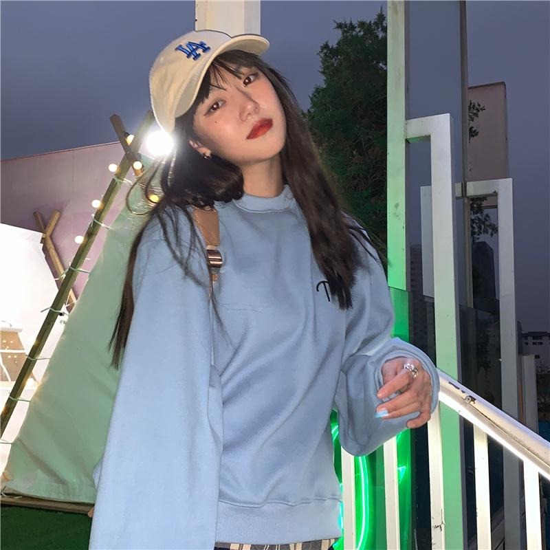 【RENA小舖 台灣現貨每天出】秋冬亮色系｜刺繡符號圓領大學T_百搭/休閒/簡約/長袖/大學t【R20623】-細節圖7