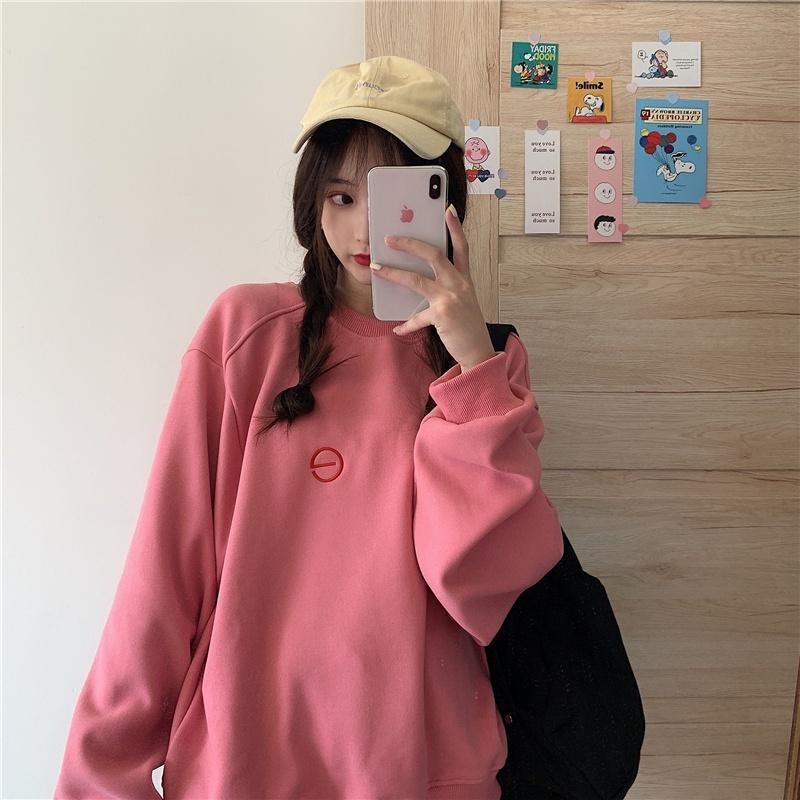 【RENA小舖 台灣現貨每天出】秋冬亮色系｜刺繡符號圓領大學T_百搭/休閒/簡約/長袖/大學t【R20623】-細節圖8