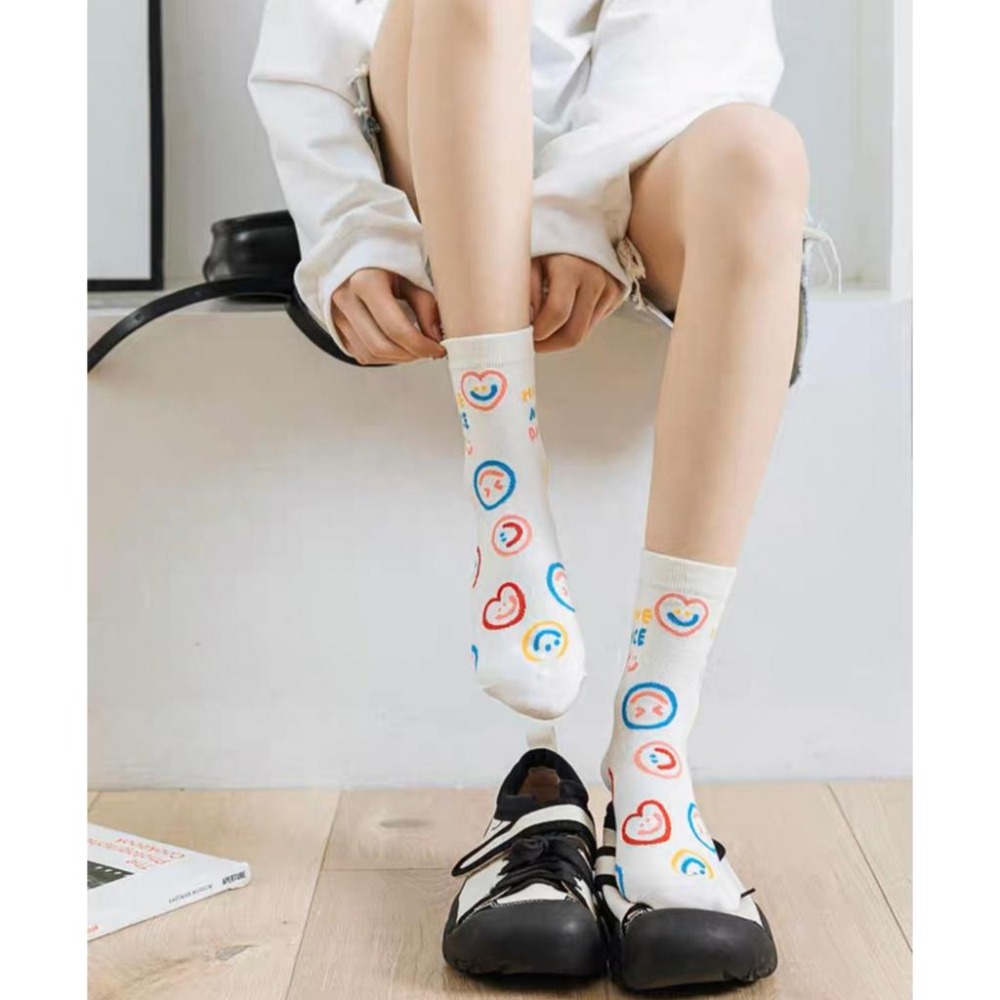 【RENA小舖 台灣現貨每天出】油畫風溫柔可愛中筒襪_日系/四季/簡約/配件/襪子/中筒襪【R21528】-細節圖5