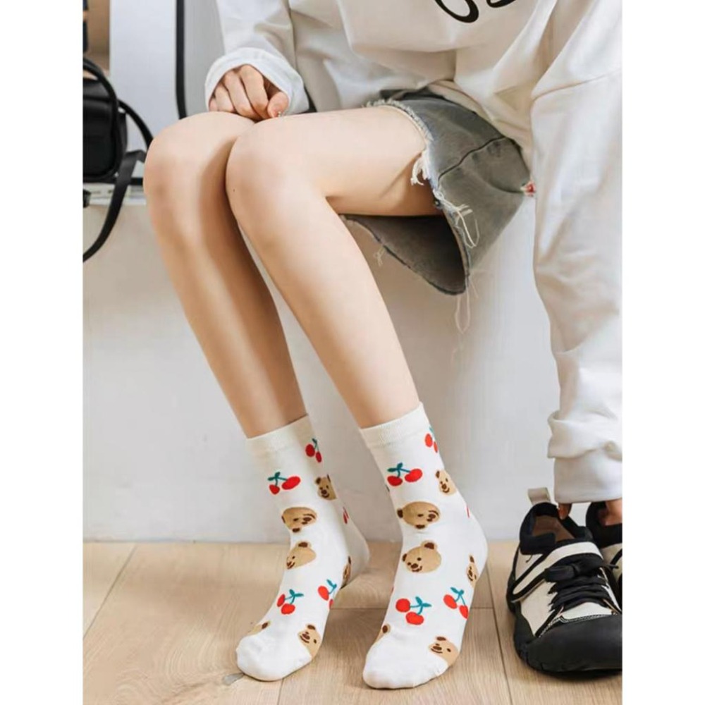 【RENA小舖 台灣現貨每天出】油畫風溫柔可愛中筒襪_日系/四季/簡約/配件/襪子/中筒襪【R21528】-細節圖7