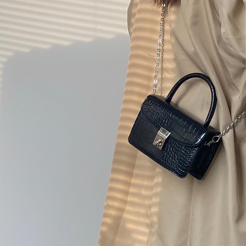 【RENA小舖 台灣現貨每天出】鎖扣小方包 純色 手拎包 小方包 鱷魚紋 鍊條包 小包包 肩背包 迷你包【N300】-細節圖5
