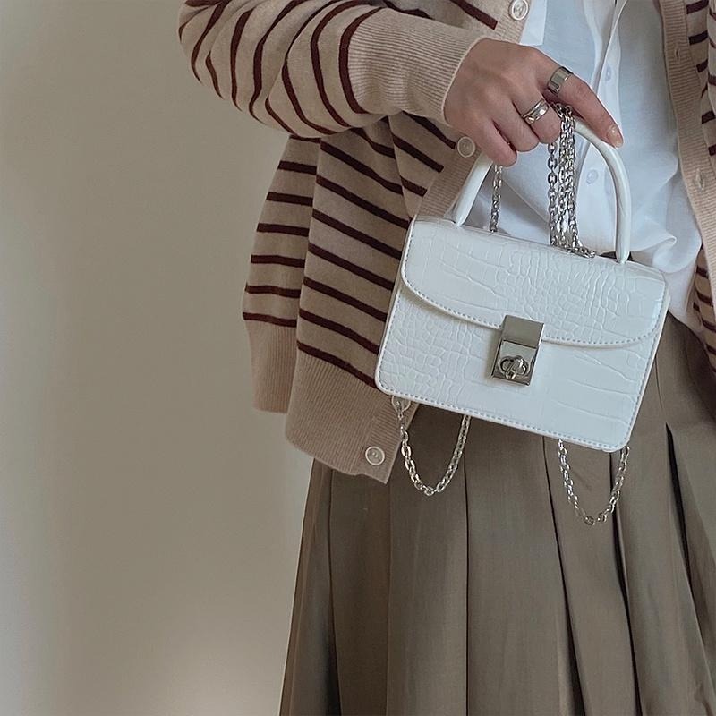 【RENA小舖 台灣現貨每天出】鎖扣小方包 純色 手拎包 小方包 鱷魚紋 鍊條包 小包包 肩背包 迷你包【N300】-細節圖6