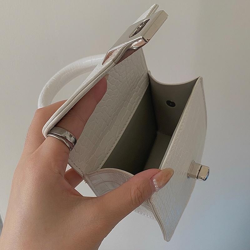 【RENA小舖 台灣現貨每天出】鎖扣小方包 純色 手拎包 小方包 鱷魚紋 鍊條包 小包包 肩背包 迷你包【N300】-細節圖9