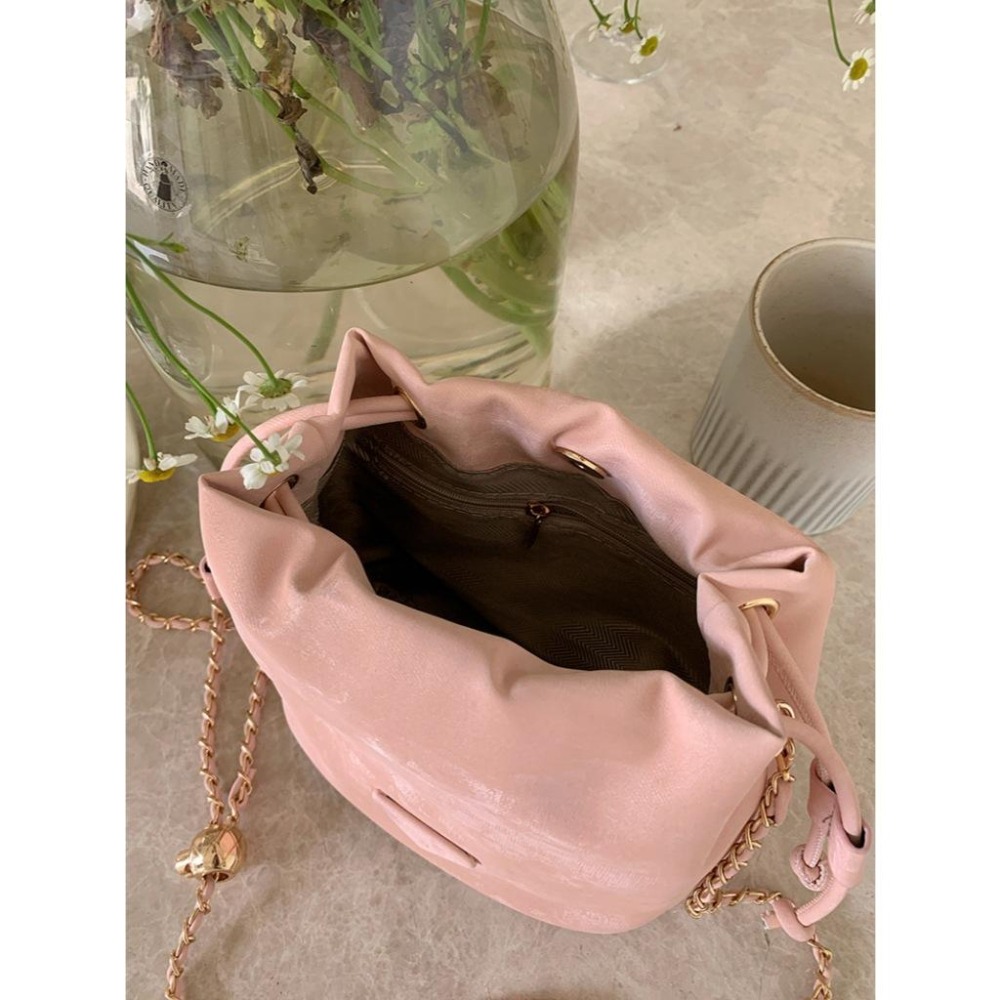 【RENA小舖 台灣現貨每天出】百搭鏈條水桶包/單肩包/刷色/PU/ins風/側背/高級感/簡約/包包【N322】-細節圖3