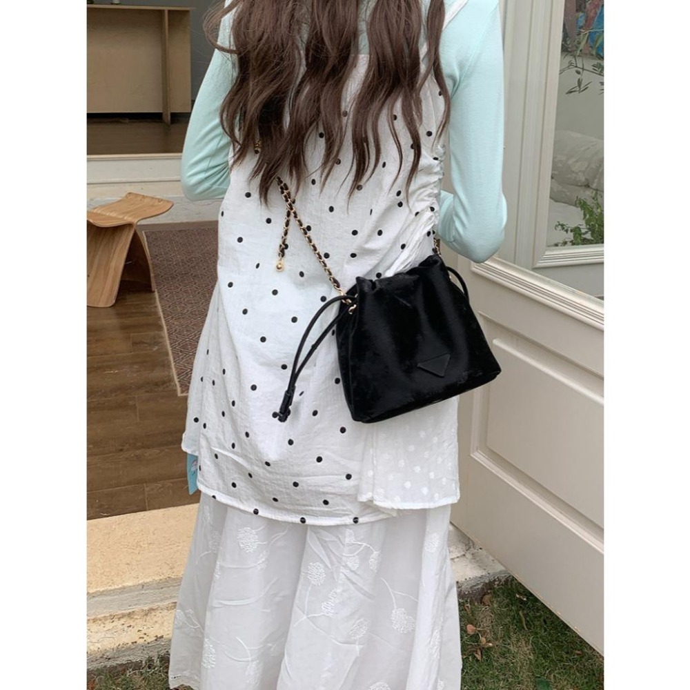 【RENA小舖 台灣現貨每天出】百搭鏈條水桶包/單肩包/刷色/PU/ins風/側背/高級感/簡約/包包【N322】-細節圖4