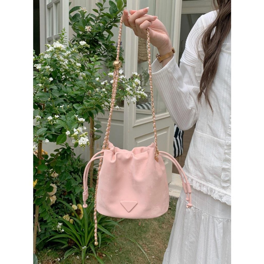 【RENA小舖 台灣現貨每天出】百搭鏈條水桶包/單肩包/刷色/PU/ins風/側背/高級感/簡約/包包【N322】-細節圖6