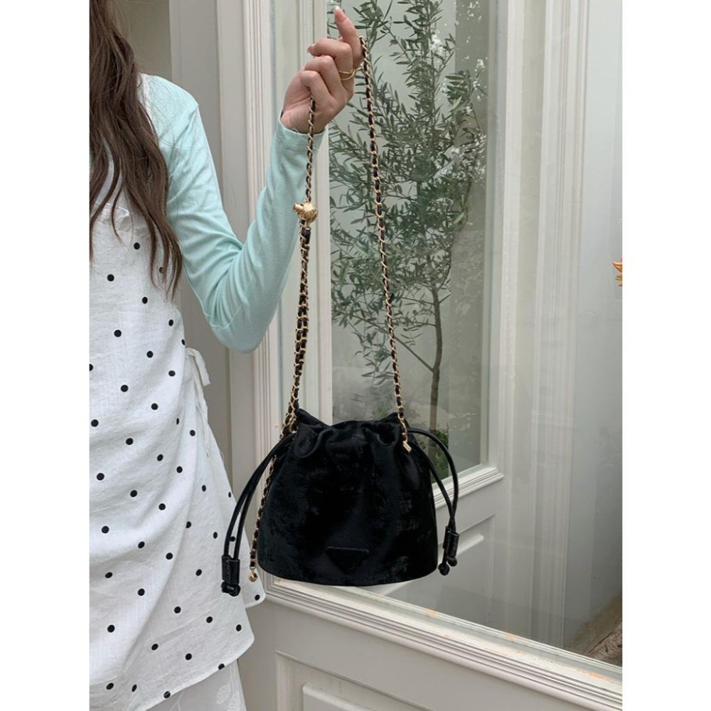 【RENA小舖 台灣現貨每天出】百搭鏈條水桶包/單肩包/刷色/PU/ins風/側背/高級感/簡約/包包【N322】-細節圖7