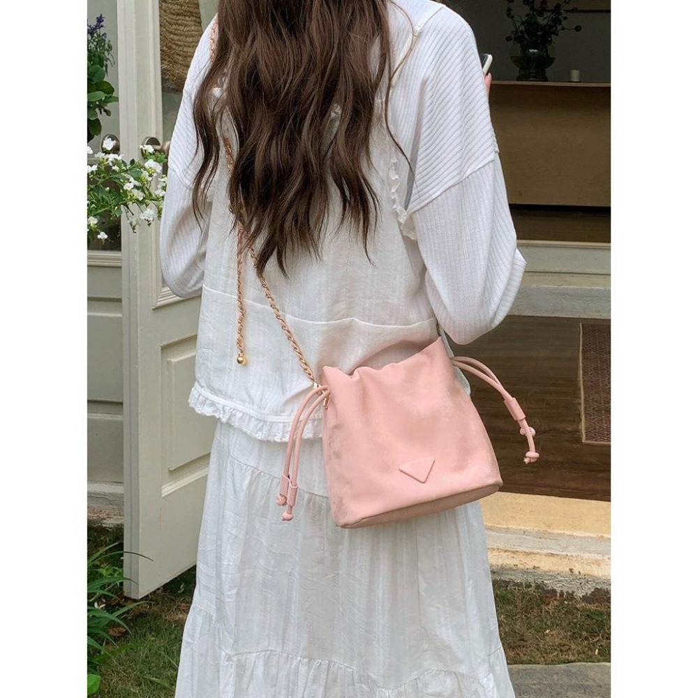 【RENA小舖 台灣現貨每天出】百搭鏈條水桶包/單肩包/刷色/PU/ins風/側背/高級感/簡約/包包【N322】-細節圖8